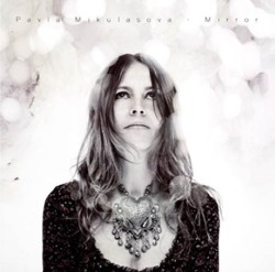 PAVLA MIKULASOVA – Debut als atmosphärischer Herbstzauber